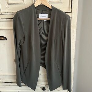 BCBG GREEN BLAZER SIZE MEDIUM